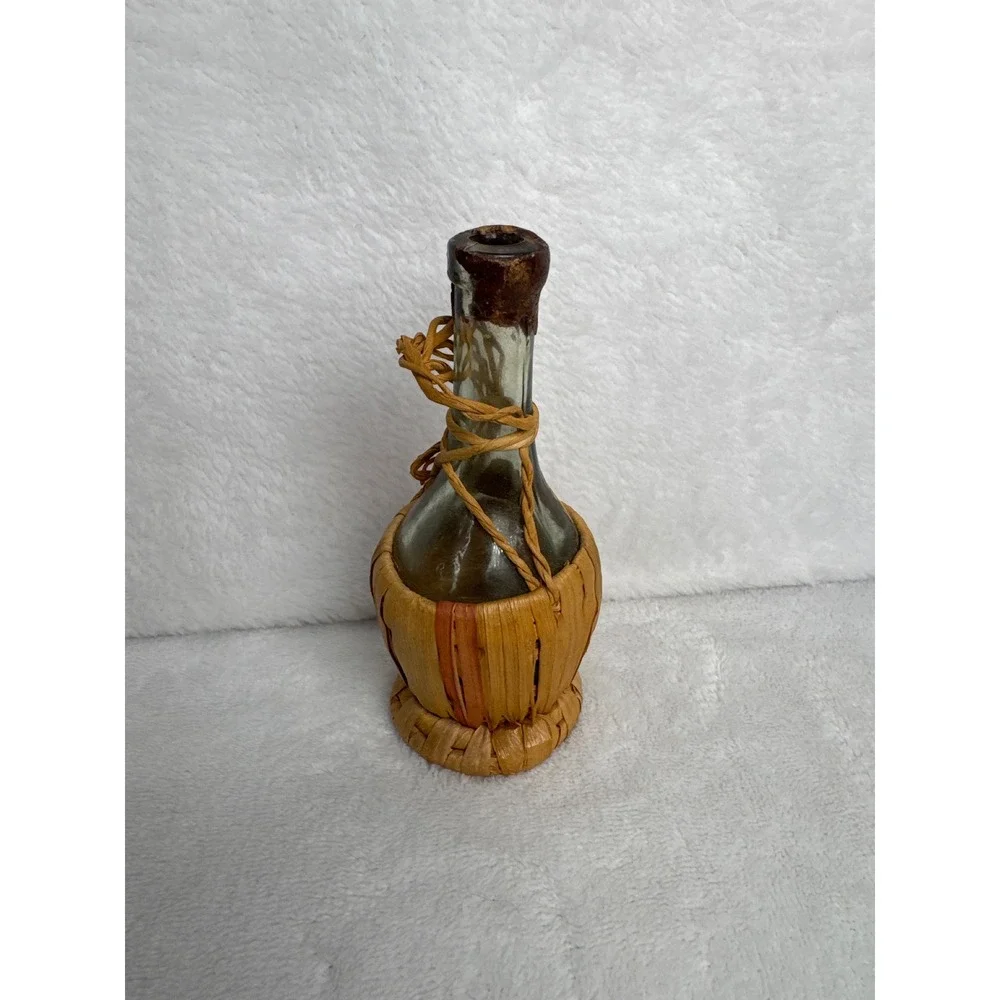 Vintage 1971 Italian Chianti Wine Bottle Straw Basket Unisex OS Tan Good